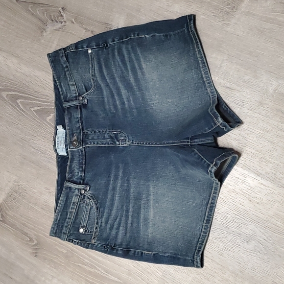 Torrid Denim cotton blend Jean shorts women size 18 - Picture 1 of 9